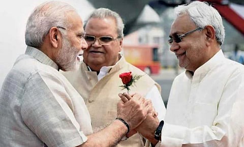 निमित्त बहुचर्चित ‘भेटी’ चे, चर्चा राजकीय ‘मैत्री’तील ‘घडलं-बिघडल्‍या’ची !