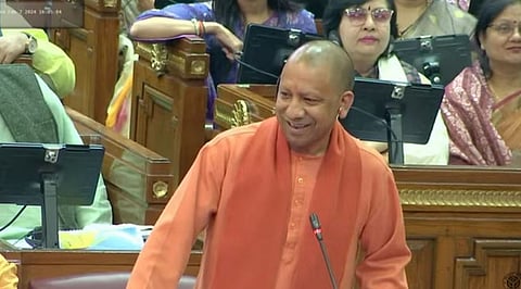 राज्‍यपालांच्‍या अभिभाषणावर बोलताना उत्तर प्रदेशचे मुख्‍यमंत्री योगी आदित्‍यनाथ.