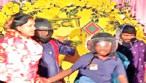 लेकीच्या लग्नात वर्‍हाडींना दिले हेल्मेटचे गिफ्ट!
