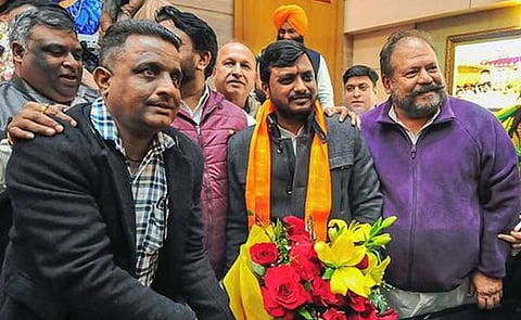 महापौरपदी निवड झाल्यानंतर मनोज सोनकर यांचे स्‍वागत करताना भाजपचे नगरसेवक. (फाईल फोटो- पीटीआय)