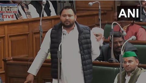 बिहार विधानसभेत विश्वासदर्शक ठरावापूर्वी बाेलताना तेजस्‍वी यादव. 