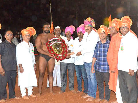 प्रथम क्रमांकाचे मानकरी पै. अजित पाटील यांना मानाची ढाल देताना मान्यवर.
