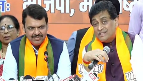 भाजप प्रवेशानंतर पत्रकार परिषदेत बोलताना अशोक चव्‍हाण. सोबत उपमुख्‍यमंत्री देवेंद्र फडणवीस. 
