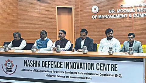 नाशिक : नाशिक डिफेन्स इनोव्हेशन सेंटरतर्फे आयोजित कायक्रमाप्रसंगी डॉ. वी. के. राय, डॉ. अजित भांदक्कर, डॉ. प्रशांत पाटील, प्रदीप पेशकार, आनंद देशपांडे आदी. 