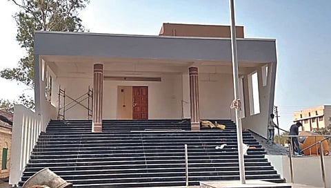 दिंडोरी : नव्याने बांधण्यात आलेली उपविभागीय कार्यालयाची भव्य इमारत. (छाया : अशोक निकम)