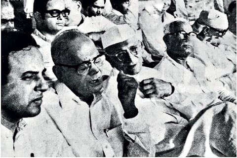 1977च्या निवडणुकांत भारतीय मतदारांनी काँग्रेसला सत्तेवरून खाली खेचले