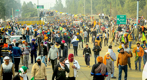पंजाब - हरियाणा शंभू सीमेवर दिल्ली मार्चसाठी जमलेले शेतकरी  