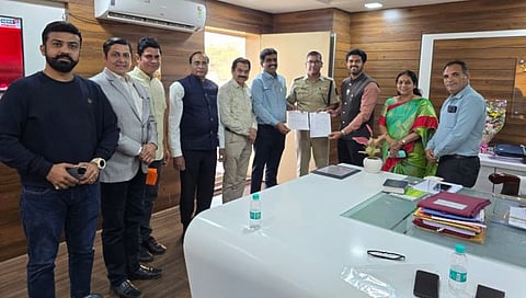 सिडको : विक्रम देशमाने यांचा सत्कार करताना धनंजय बेळे, ललित बूब, राजेंद्र अहिरे, उमेश कोठावदे, प्रमोद वाघ, हर्षद बेळे, योगिता आहेर, रवी शामदसानी, मनिष रावळ. 