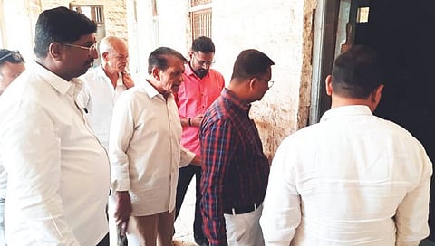 मालेगाव : शिक्षण मंडळ कार्यालयात चोरी झाल्यानंतर पाहणी करताना सामाजिक कार्यकर्ते व मनपा अधिकारी.
