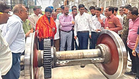 नाशिकरोड : एकलहरारोड वरील रेल्वे ट्रॅक्शन कारखान्याची पाहणी करताना खासदार हेमंत गोडसे. 