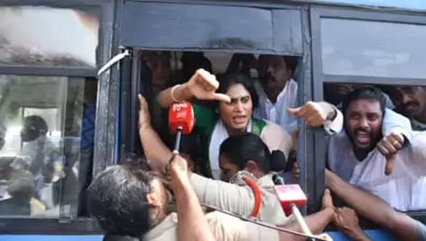 YS Sharmila Reddy : भावा विरोधातच बहिणीचा एल्गार; आंध्र प्रदेश काँग्रेस प्रदेशाध्यक्षा पोलिसांच्या ताब्यात