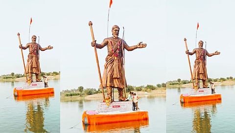 कौठाळीच्या नदीपात्रात साकारली  शिवरायांची प्रतिकृती   