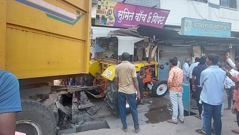 कोल्हापूर : हुपरीत भरधाव ट्रॅक्टर दुकानात घुसला; तरुणांच्या प्रसंगावधानाने मोठी दुर्घटना टळली 