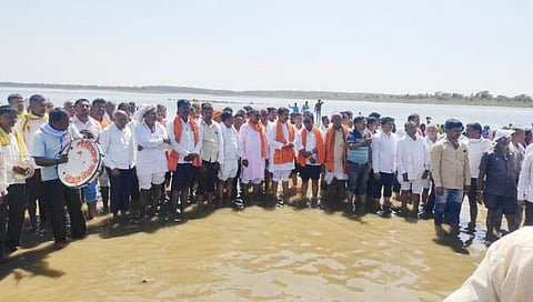 हिंगोली : इसापूर धरणात पाणी हक्‍क संघर्ष समितीच्या वतीने जलसमाधी आंदोलन