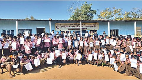 पेठ: उस्थळे आश्रमशाळेत मतदान जनजागृती कार्यक्रमांतर्गत मतदान जागृतीविषयी विद्यार्थ्यांनी पालकांना लिहिलेले पत्र.