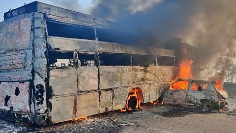 मथुरा येथील यमुना एक्स्प्रेस वेवर सोमवारी सकाळी बस आणि कारमध्‍ये भीषण अपघात झाला. या अपघातानंतर दोन्‍ही वाहनांनी पेट घेतला.