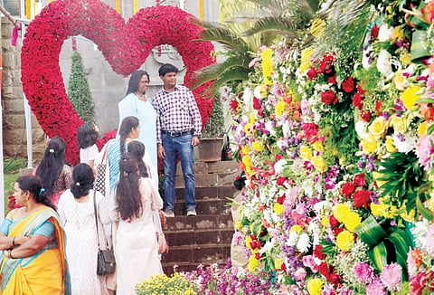 पुष्पप्रदर्शनास नागरिकांचा उत्स्फूर्त प्रतिसाद; पालिकेच्या वर्धापन दिनानिमित्त आयोजन
