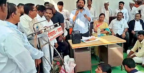 कामाचा जाब विचारत भाजप खासदारांच्या कार्यक्रमात गोंधळ