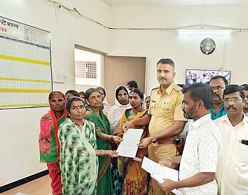 नगरपंचायत कर्मचार्‍यांचा पोलिस ठाण्यावर मोर्चा