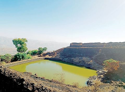 राजगडावरील तलावांचे पाणी दूषित; पहारेकर्‍यांसह पर्यटकांचे हाल
