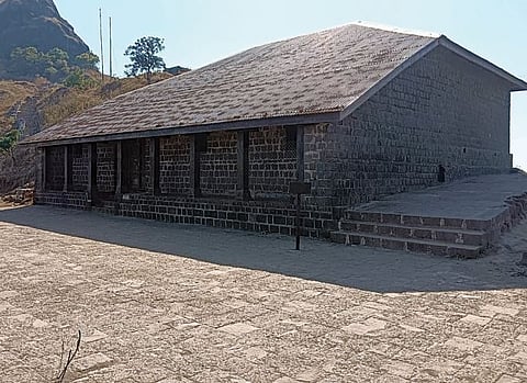 पन्नास लाखांचा निधी तरीही राजगडावरील राजसदरेच्या डागडुजीकडे दुर्लक्ष