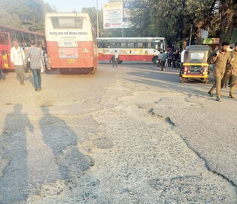 पुण्यातील एसटी स्थानकांची दुरवस्था; खड्डे, कचरा, भटक्या कुत्र्यांचे साम्राज्य