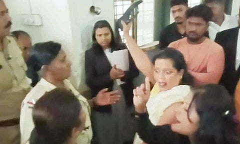 Nagar : सुषमा अंधारे यांच्यावर चप्पल फेकण्याचा प्रयत्न