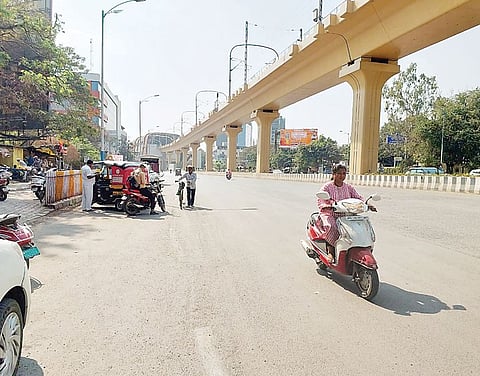 सेवा रस्त्याचा महापालिकेला विसर; नगर रोडवरील चित्र