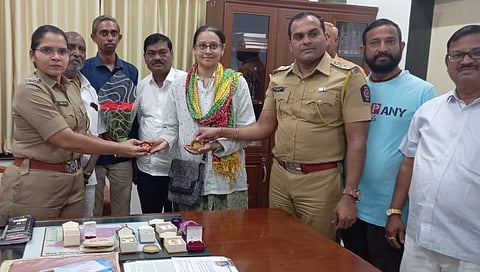 इंदिरानगर : पोलीस उपायुक्त मोनिका राऊत यांच्या उपस्थितीत महिलेला सोने परत करताना रिक्षा चालक. (छाया : तुषार जगताप)