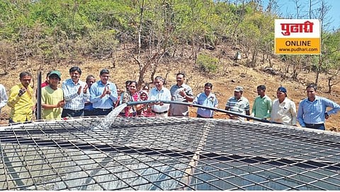 नाशिक : चिंतामणवाडी येथे सोलर प्रकल्पामुळे गावातील विहिरीत पाणी सोडताना मान्यवर. 