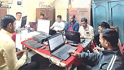 मालेगाव : येथे ई-रेकॉर्डचे कामकाज करताना महसूल विभागाचे कर्मचारी