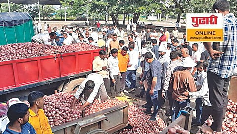 Onion Price  |  कांदादरात तब्बल चारशे रुपयांनी घसरण