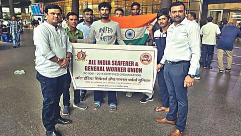 नाशिक : कुवेतमध्ये अडकलेल्या दोन नाशिककरांचे मुंबई विमानतळावर स्वागत करताना ऑल इंडिया सिफेरर्स युनियनचे कार्याध्यक्ष अभिजित सांगळे. समवेत इतर पदाधिकारी.
