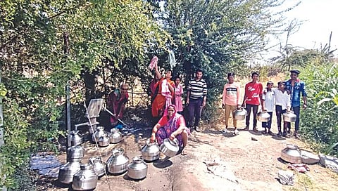 दिंडोरी : तालुक्यातील चंडिकापूर येथे पिण्याच्या पाण्यासाठी हातपंपाजवळ झालेली गर्दी. (छाया: अशोक निकम)