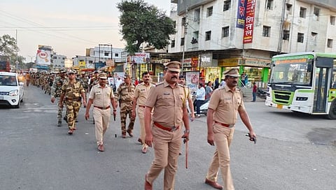 Lok Sabha Election 2024 : निवडणुकीच्या पार्श्वभूमीवर दिंडोरीत पोलिसांचे संचलन
