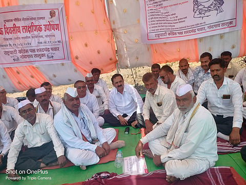 नांदगांव : शेतकऱ्यांना हेक्टरी अनुदानासह संपुर्ण पिकविमा परतावा मिळावा या मागणीसाठी राष्ट्रवादी (शरद पवार गट) पक्षाचे एक दिवसाचे नांदगांव तहसील लाक्षणिक उपोषणात सहभागी महेंद्र बोरसे यांच्यासह राष्ट्रवादी काँग्रेसचे (शरद पवार गट) इतर पदाधिकारी आदी. ( छाया: सचिन बैरागी )