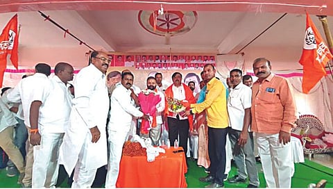 नाशिक : इगतपुरी तालुका शिवसेना ठाकरे गटाच्या वतीने नवनियुक्त लोकसभा संघटक विजय करंजकर जिल्हाप्रमुख बडगुजर यांचा सत्कार करताना पदाधिकारी. 