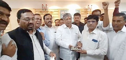 काँग्रेस आ. संजय जगताप यांना मोठा धक्का; खंद्या समर्थकांचा भाजपात प्रवेश