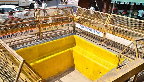 नाशिक: रंगपंचमीनिमित्त आठ फूट खोल असलेल्या रहाडींभोवती सुरक्षेसाठी बॅरीकेडस् लावण्यात आले आहे. (छाया: हेमंत घोरपडे)
