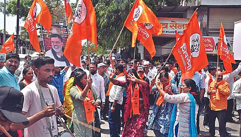 नाशिक : महाविकास आघाडीतर्फे नाशिक लोकसभा मतदारसंघातून शिवसेनेच्या ठाकरे गटाने सिन्नरचे माजी राजाभाऊ वाजे यांची उमेदवारी जाहीर केल्याने शालिमार शिवसेना कार्यालयासमोर जल्लोष करताना कार्यकर्ते (छाया : हेमंत घोरपडे)