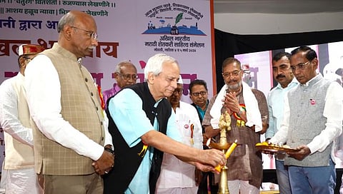 नाशिक : सह्याद्री फार्म्स येथे आयोजित अखिल भारतीय मराठी शेतकरी साहित्य संमेलनाचे उद्घाटनप्रसंगी दीपप्रज्वलन करताना नाना पाटेकर, रामचंद्र पाटील, पुष्पराज गावंडे, सरोज काशीकर, ॲड. नितीन ठाकरे, विलास शिंदे, गंगाधर मुटे, ॲड. सतीश बोरुळकर.