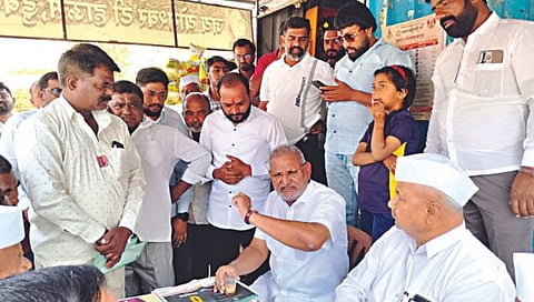 डुबेरे : ग्रामस्थांसमवेत आमदार माणिकराव कोकाटे यांची रंगलेली गप्पांची मैफल. 
