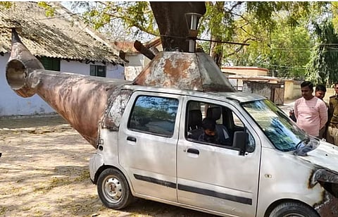 कारला हेलिकॉप्‍टरचे रुप देण्‍याची हौस दोन भावांच्‍या चांगलीच महागात पडली आहे.