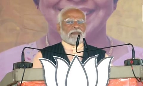 पश्‍चिम बंगालमधील उत्तर २४ परगणा जिलह्यातील बारासातमधील जाहीर सभेत  बाेलताना पंतप्रधान नरेंद्र माेदी. 