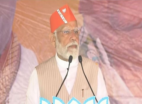 पश्‍चिम बंगालमधील नादिया जिल्ह्यात आयोजित सभेत बोलताना पंतप्रधान नरेंद्र मोदी. 
