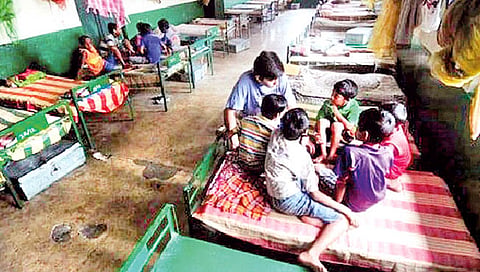 सरकारने अनाथ लेकरांना सोडले वार्‍यावर!