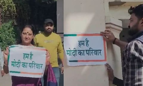 वाराणसीतील स्‍थानिकांनी आपल्‍या घराबाहेर हम है मौदी का परिवार असे पोस्‍टर्स लावले.