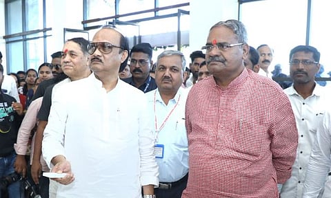 अजित पवारांनी केला शिवाजीराव आढळराव पाटलांसोबत एकाच गाडीतून प्रवास