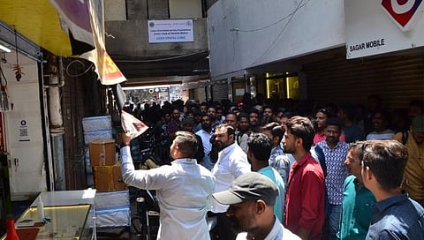 नाशिक : राजस्थानी मोबाईल व्यापाऱ्यांच्या दुकानांचे फलकच फाडतांना मनसे अध्यक्ष अंकुश पवार. समवेत मनसे पदाधिकारी व कार्यकर्ते. (छाया : हेमंत घोरपडे)