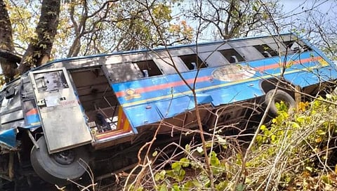 चिखलदरा मार्गावर बस दरीत कोसळली  